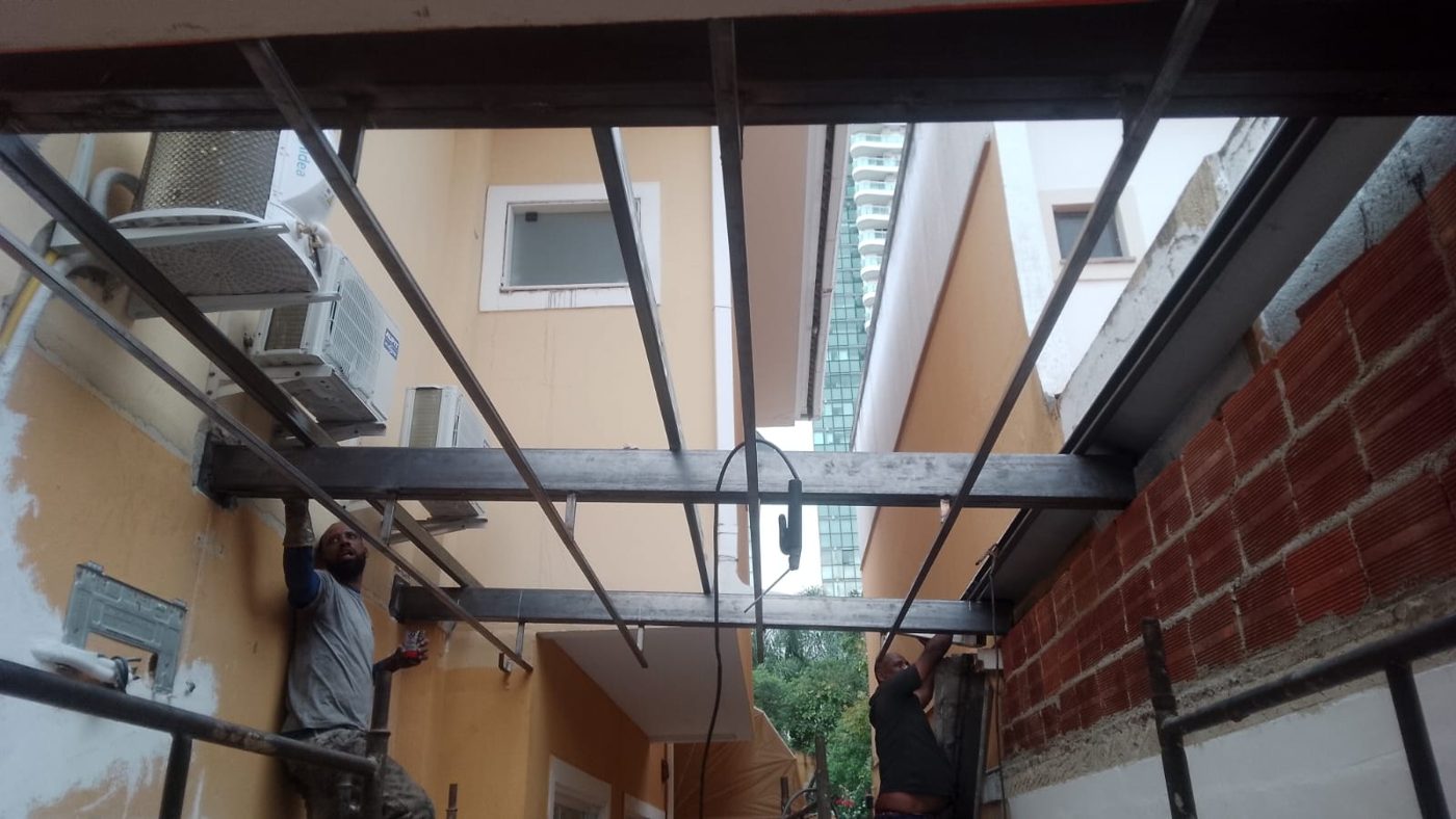 Estrutura de cobertura — trabalho real da Bruno Soldas Especiais