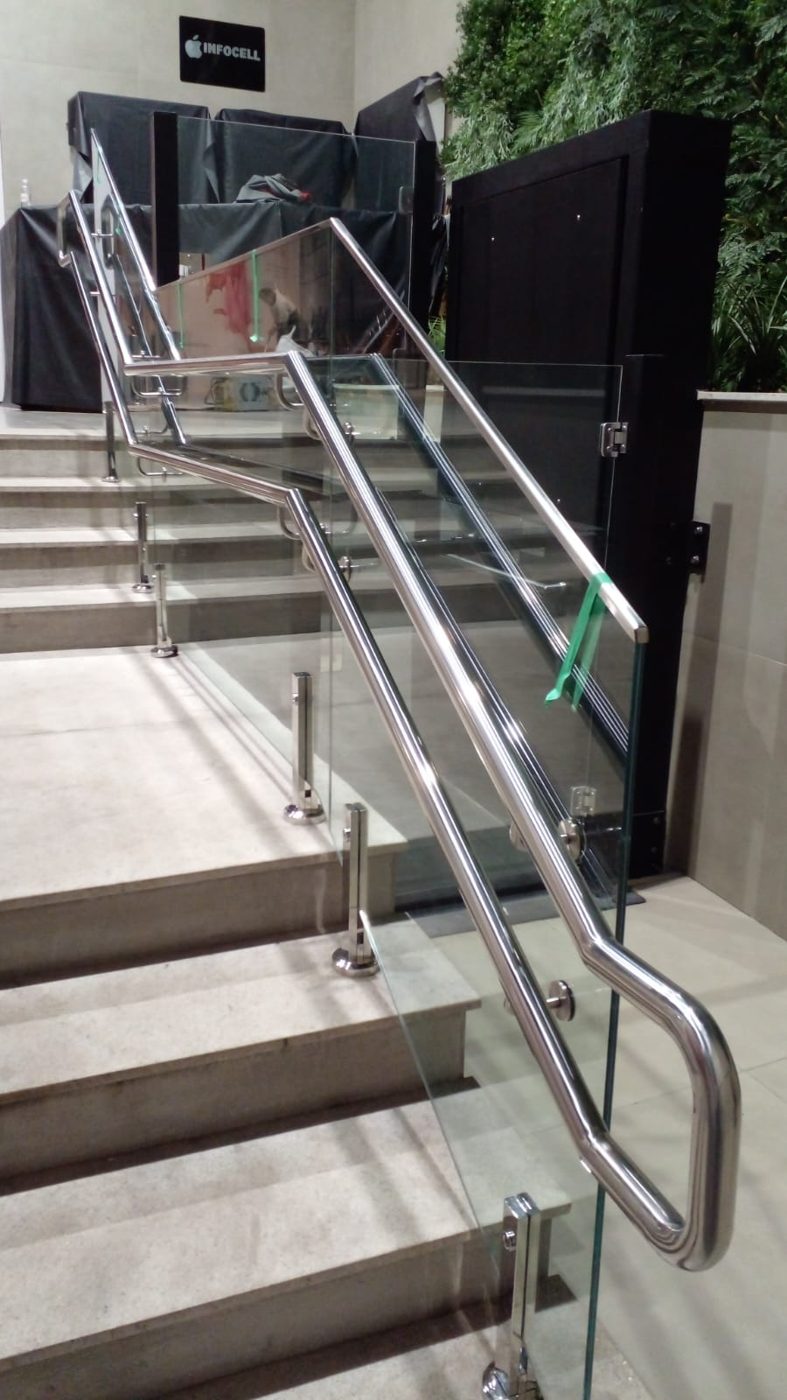 Corrimão inox com guarda-corpo de vidro — trabalho real da Bruno Soldas Especiais