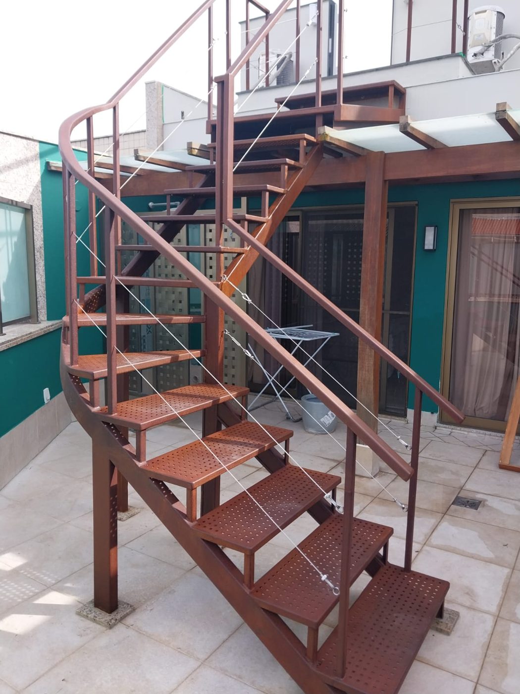 Escada com degraus em chapa — trabalho real da Bruno Soldas Especiais