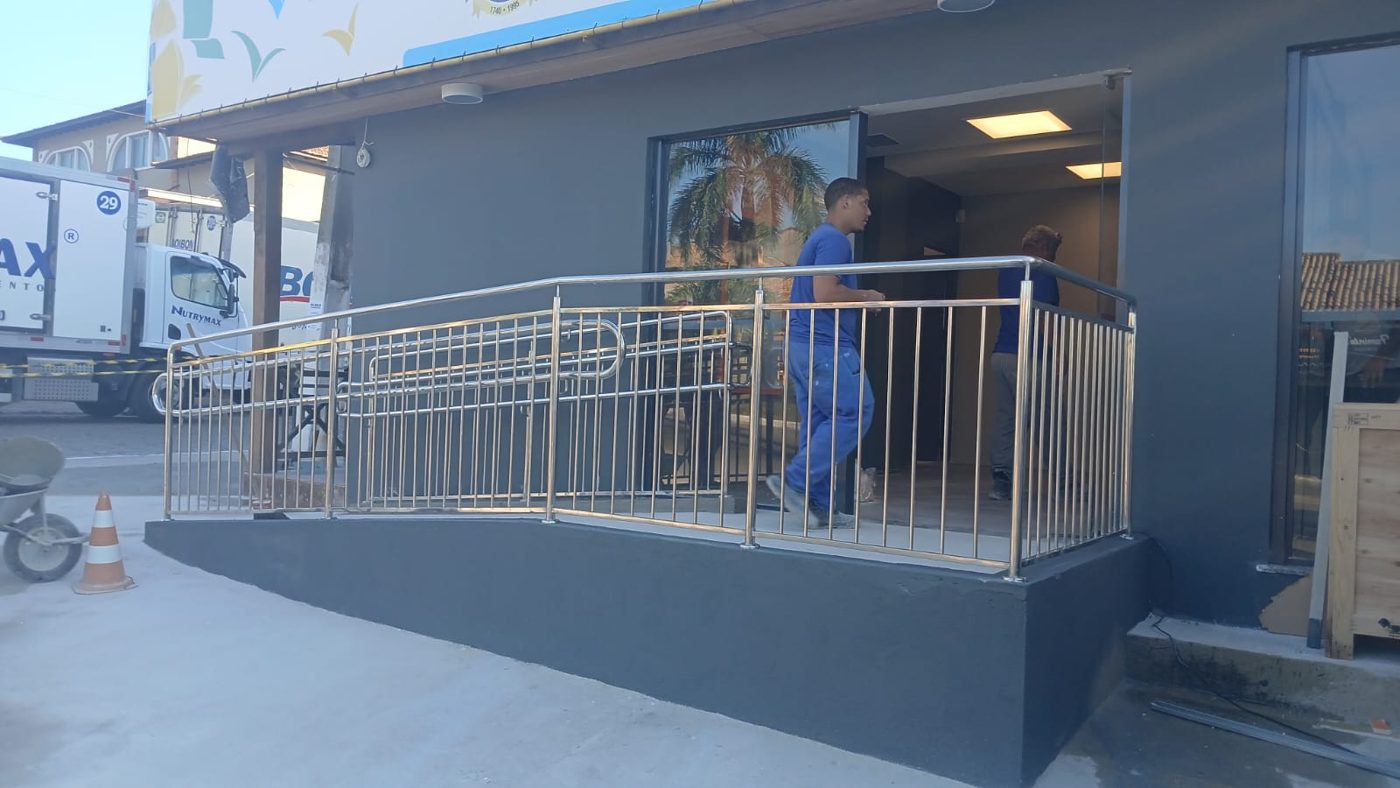 Rampa com guarda-corpo — trabalho real da Bruno Soldas Especiais