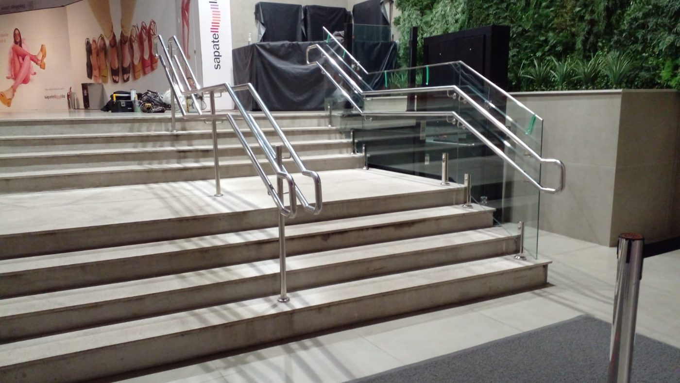 Escadaria com corrimãos em inox — trabalho real da Bruno Soldas Especiais