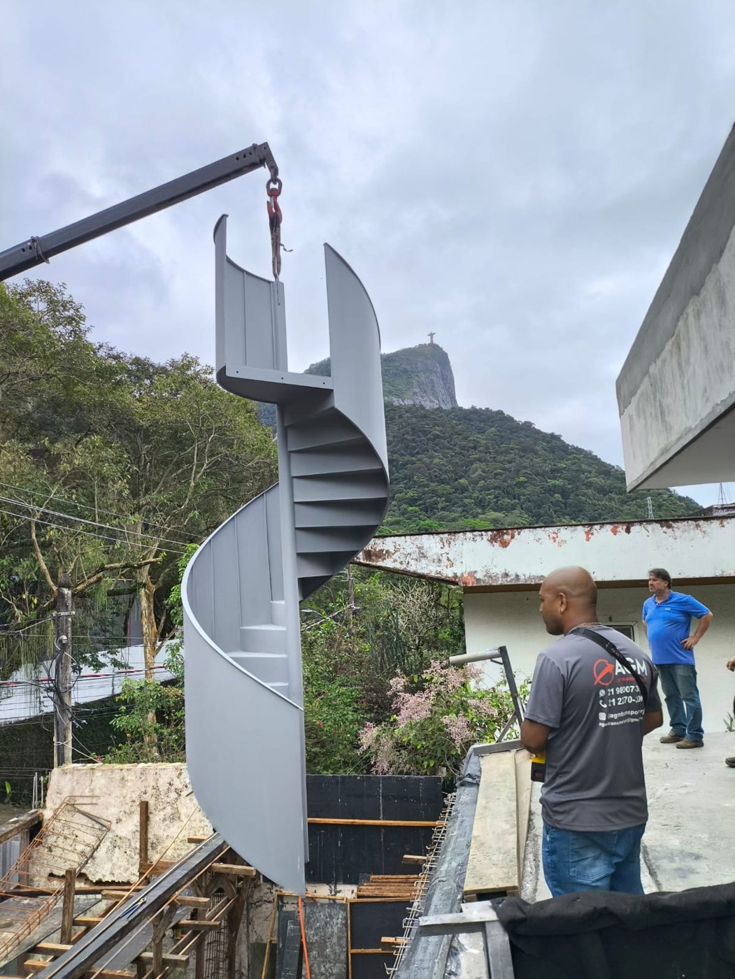 Escada caracol metálica — trabalho real da Bruno Soldas Especiais