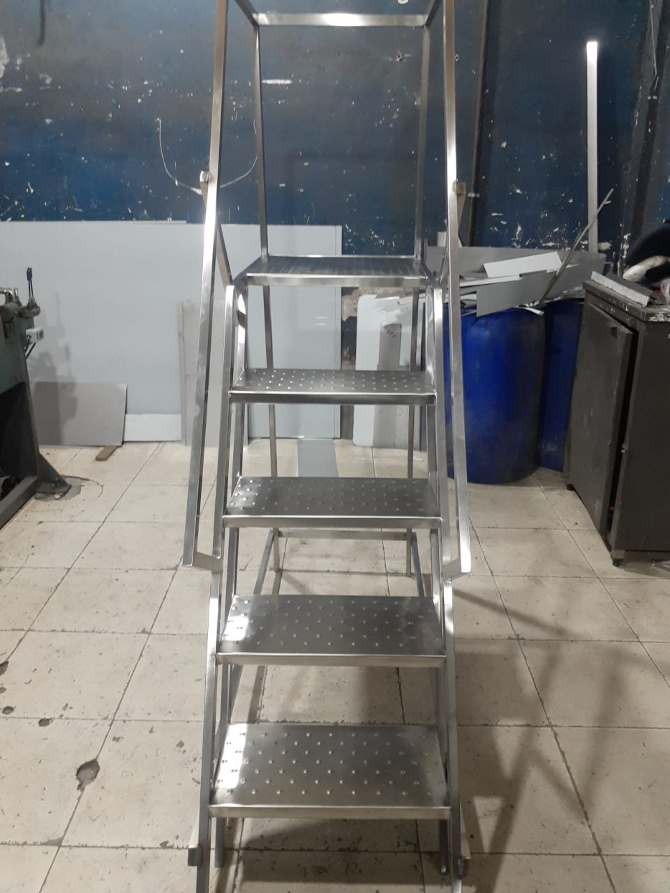 Escada plataforma em inox — trabalho real da Bruno Soldas Especiais